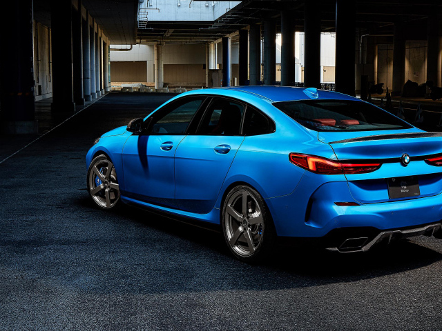 Синий автомобиль BMW 2 Series, 2020 года вид сзади