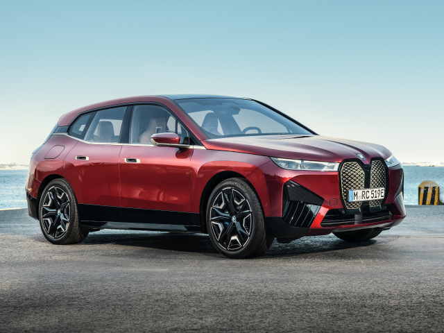 Бордовый автомобиль BMW IX 2021 года у воды