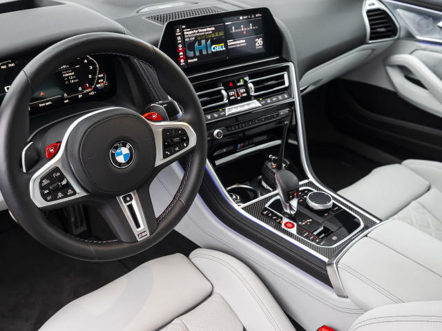 Салон автомобиля BMW M8, 2020 года