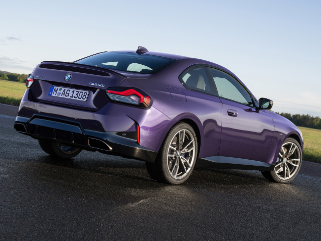 Фиолетовый автомобиль BMW M240i XDrive Coupé 2021 года вид сзади