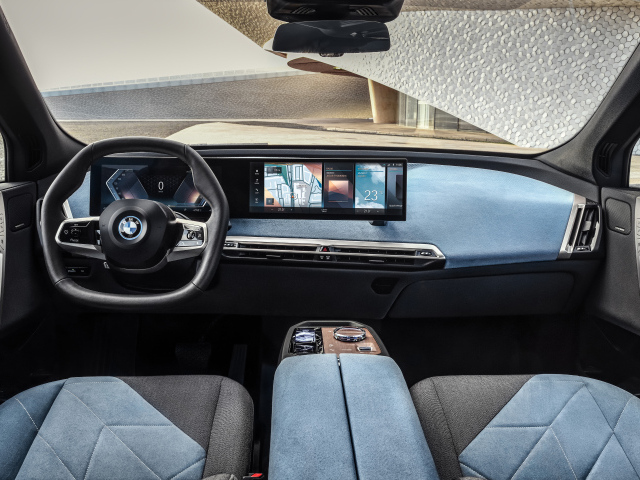 Стильный салон автомобиля BMW IX 2021 года