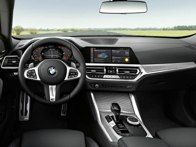 Черный салон автомобиля BMW M440i XDrive Gran Coupé 2021 года