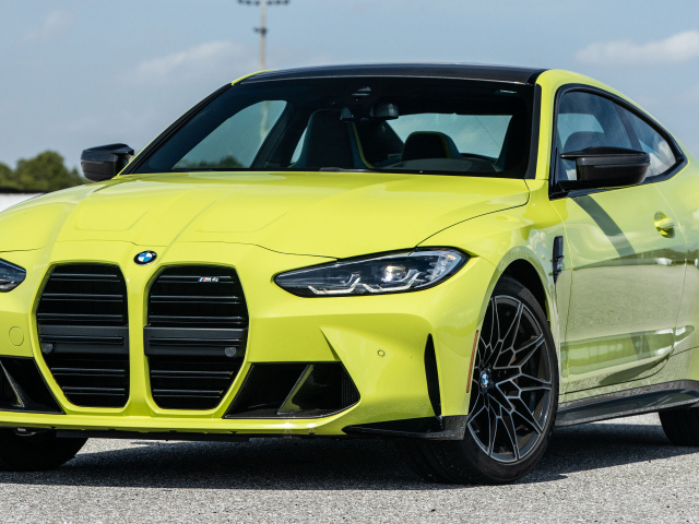 Желтый автомобиль  BMW M4 Coupé, 2021 года
