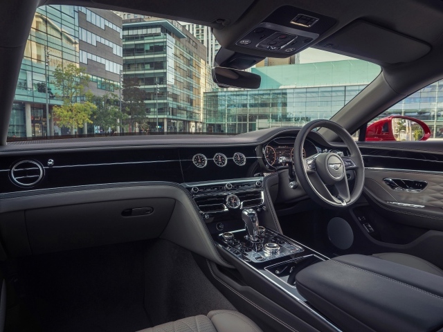 Черный салон автомобиля Bentley Flying Spur V8 2020 года