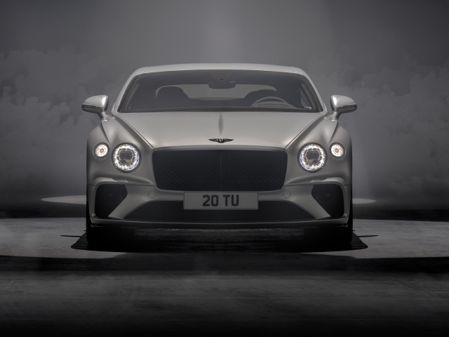 Серебристый автомобиль Bentley Continental GT Speed 2021 года на сером фоне