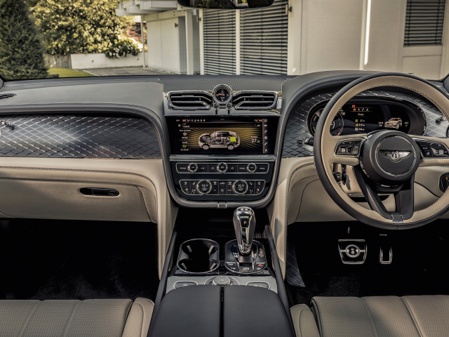 Салон дорого автомобиля Bentley Bentayga Hybrid 2021 года 