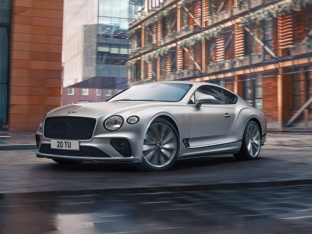 Серебристый дорогой автомобиль Bentley Continental GT Speed 2021 года