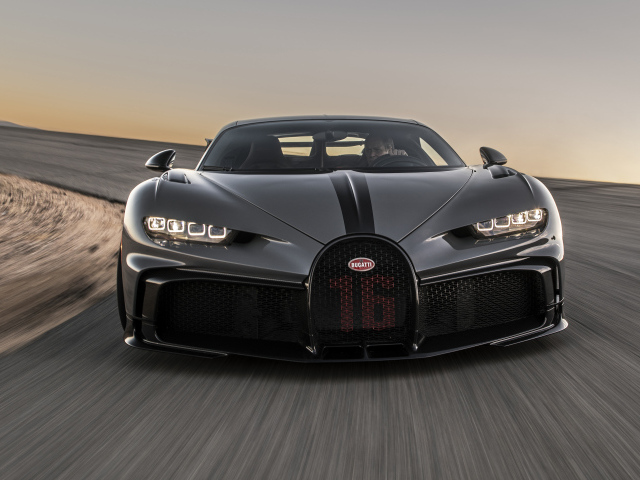 Автомобиль Bugatti Chiron Pur Sport на трассе