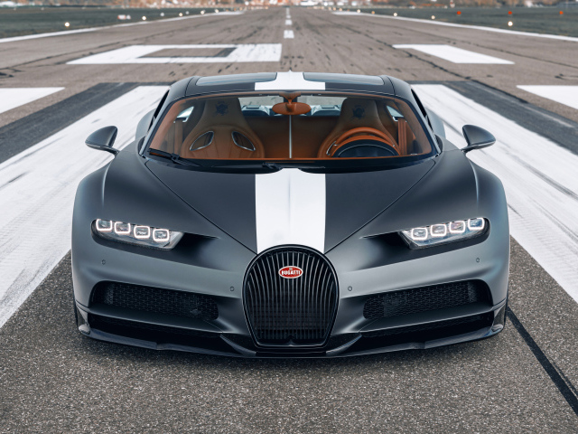 Спортивный автомобиль Bugatti Chiron  на гоночной трассе