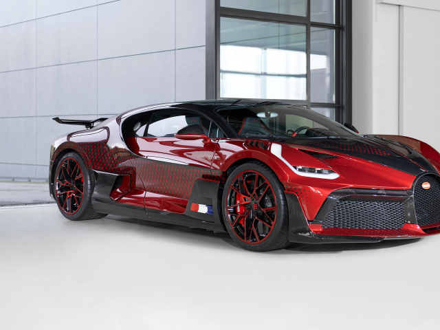 Дорогой автомобиль  Bugatti Divo Lady Bug 2021 года в гараже