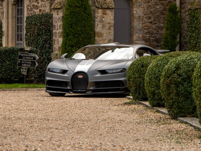 Дорогой автомобиль Bugatti Chiron  у дома