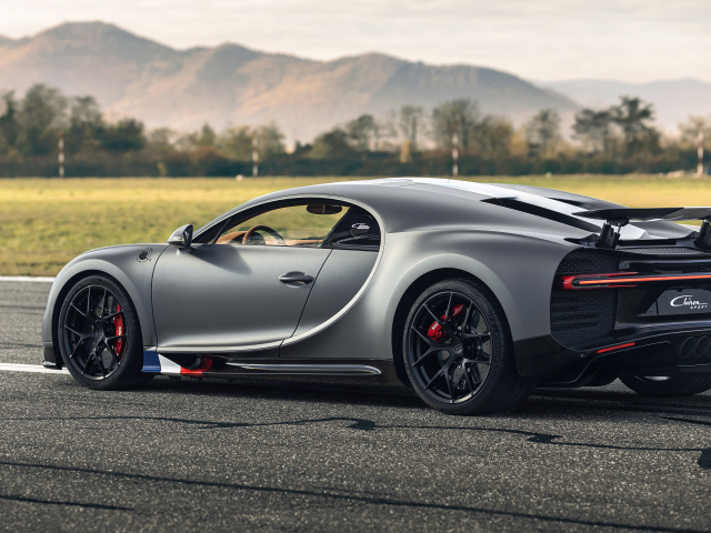 Серебристый спортивный автомобиль Bugatti Chiron  вид сзади