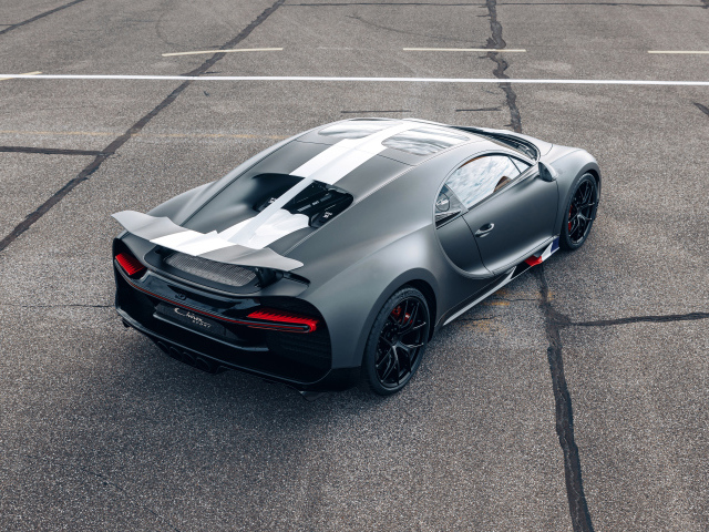 Спортивный Bugatti Chiron вид сверху