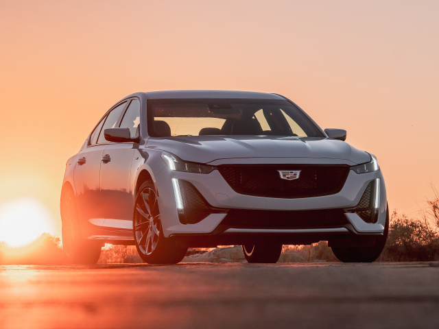 Автомобиль Cadillac CT5-V, 2020 года на фоне заката