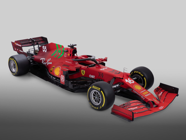 Гоночный болид Ferrari SF21 2021 года на сером фоне