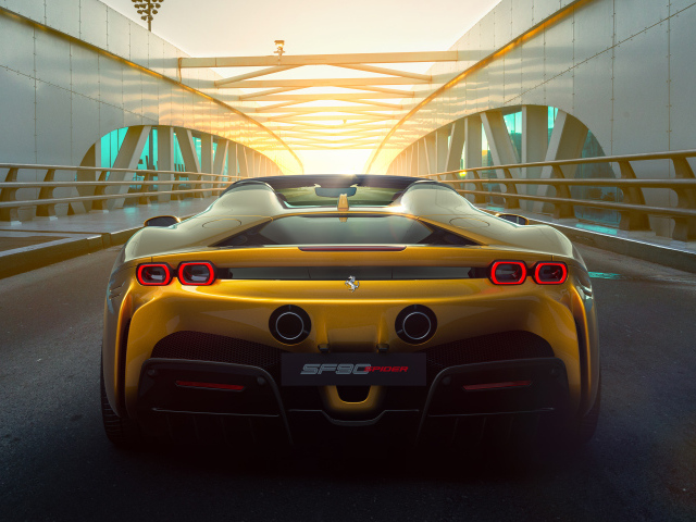 Автомобиль  Ferrari SF90 Spider 2021 года вид сзади на мосту