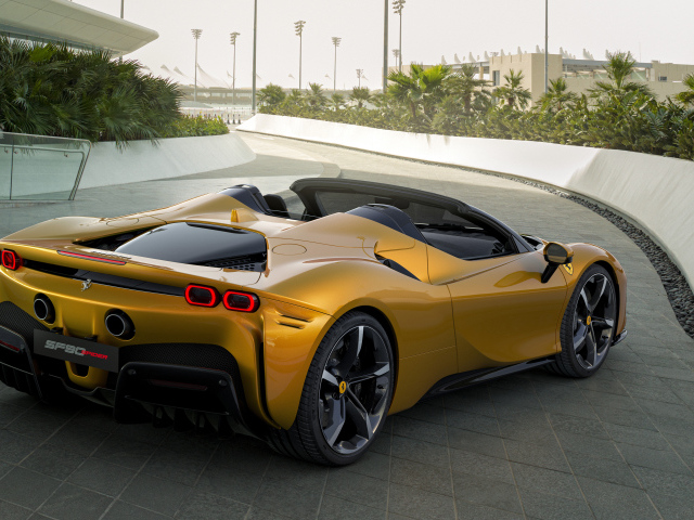 Автомобиль Ferrari SF90 Spider 2021 года цвет золотистый металлик