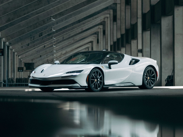 Белый автомобиль Ferrari SF90, 2021 года в ангаре 
