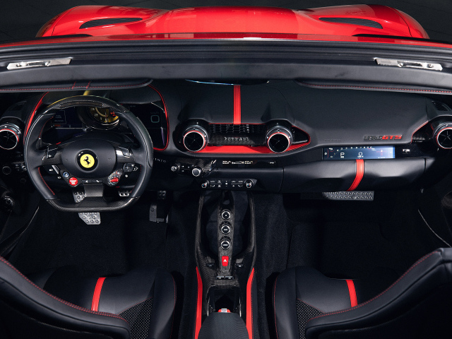 Черный салон красного автомобиля Ferrari 812 GTS