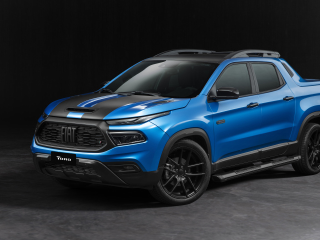 Голубой автомобиль Fiat Toro Mopar Show Car 2021 года на черном фоне