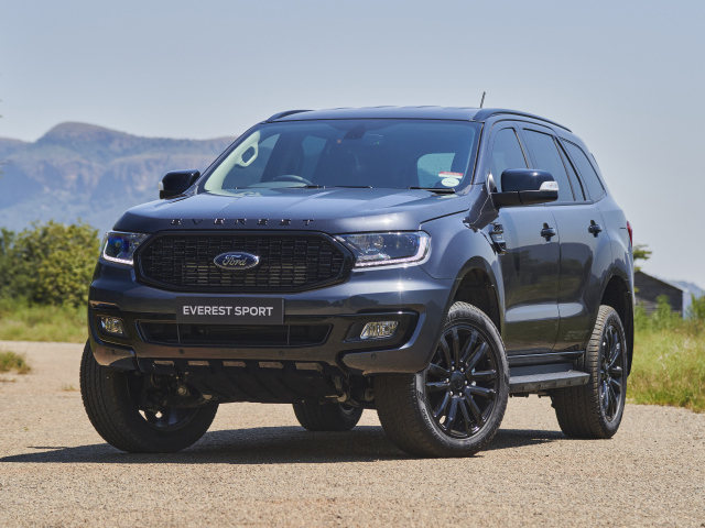 Внедорожник Ford Everest Sport 2021 года на дороге