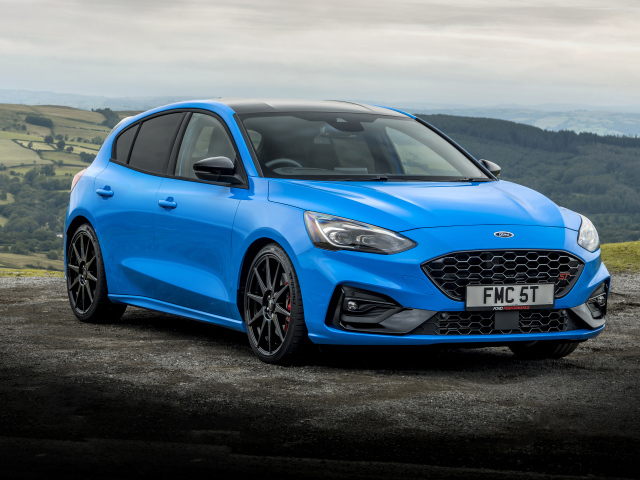 Голубой автомобиль Ford Focus ST Edition 2021 года