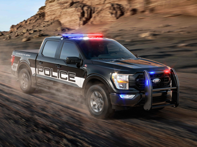 Черный пикап Ford F-150 Police Responder, 2021 года на трассе