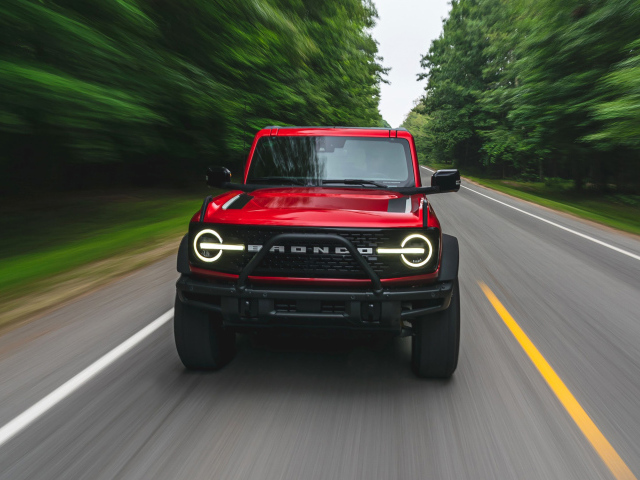 Красный внедорожник Ford Bronco 2-Door, 2021 года 