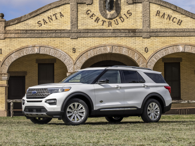 Белый внедорожник Ford Explorer King Ranch, 2021 года у здания