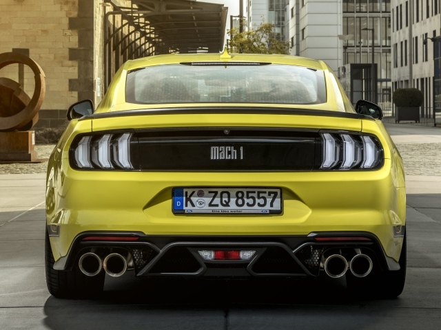 Желтый спортивный автомобиль Ford Mustang Mach 1 2021 года вид сзади