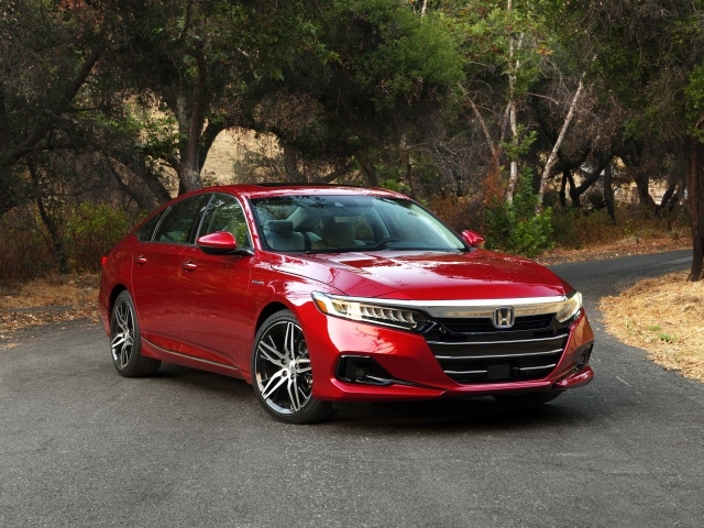Красный автомобиль Honda Accord Touring Hybrid, 2021 года на дороге в парке