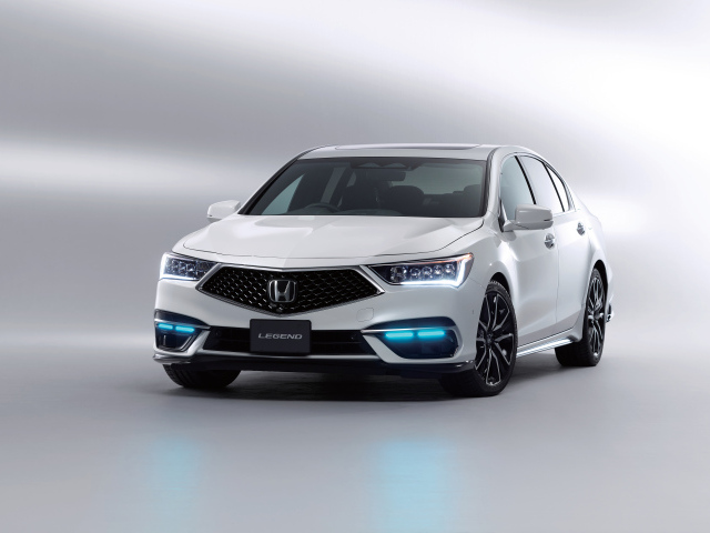 Белый автомобиль Honda Legend EX, 2021 года на сером фоне