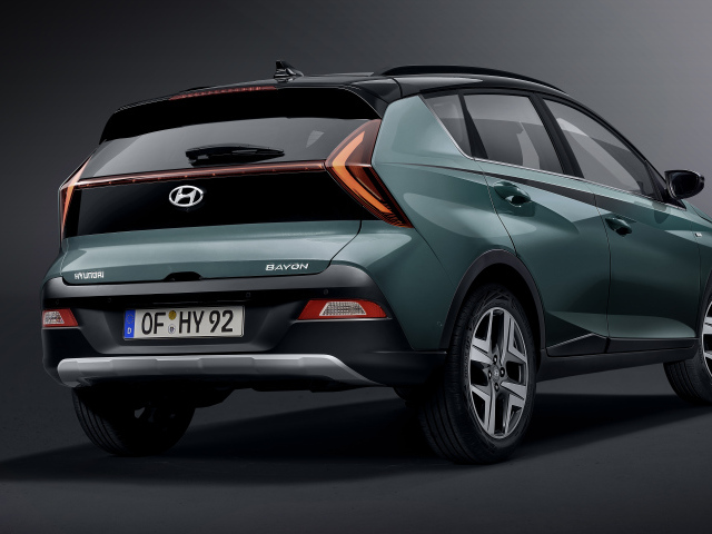 Автомобиль Hyundai IONIQ 5 2021 года вид сзади на сером фоне