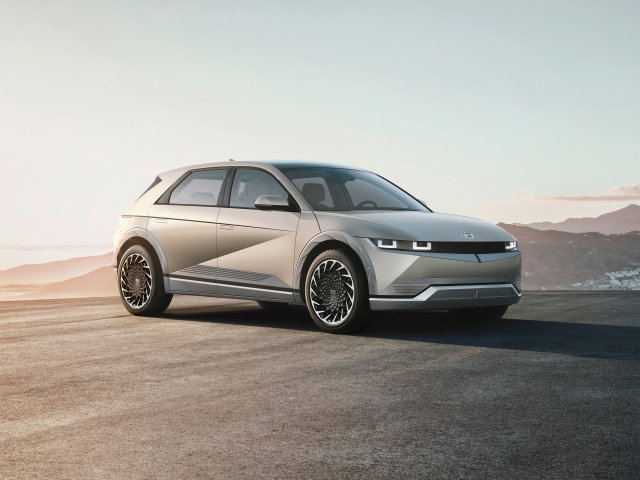 Автомобиль Hyundai IONIQ 5 2021 года в лучах солнца