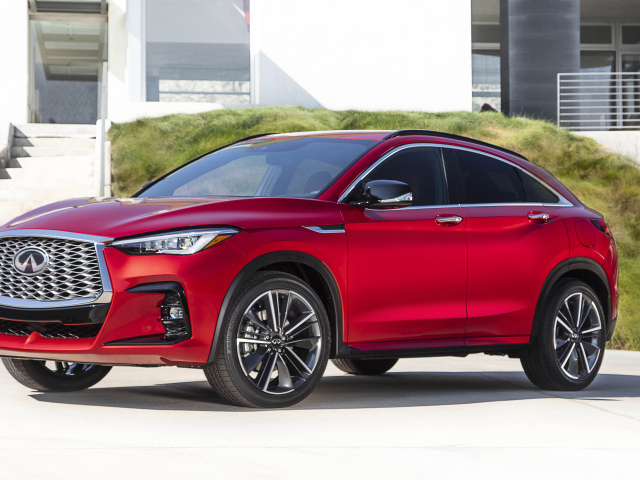 Красный автомобиль Infiniti QX55 AWD 2022 года у дома