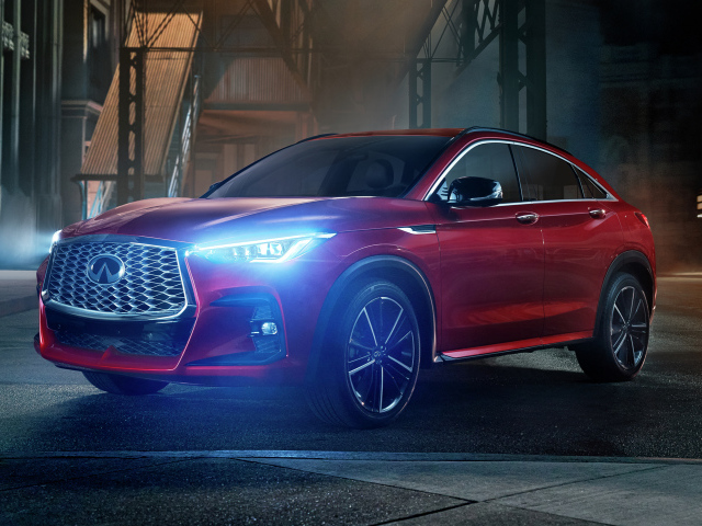 Красный автомобиль Infiniti QX55 AWD, 2022 года с включенными фарами