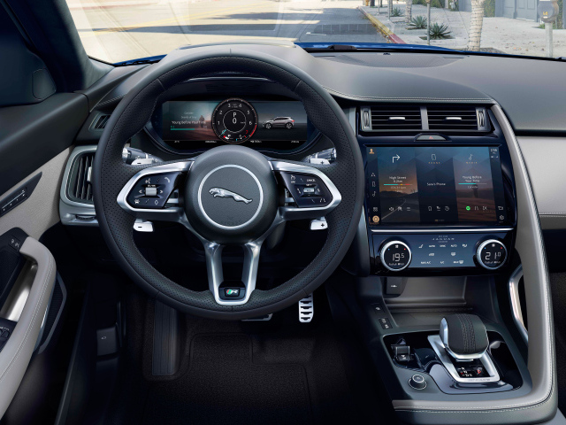 Черный салон автомобиля Jaguar E-Pace R-Dynamic Black Pack 2021 года