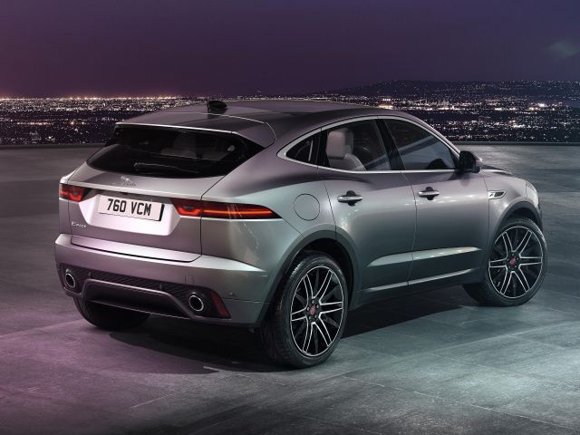 Серебристый Jaguar E-Pace R-Dynamic 2021 года на фоне ночного города