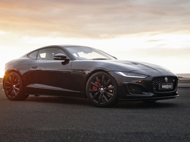 Черный автомобиль Jaguar F-Type R Coupé в лучах солнца