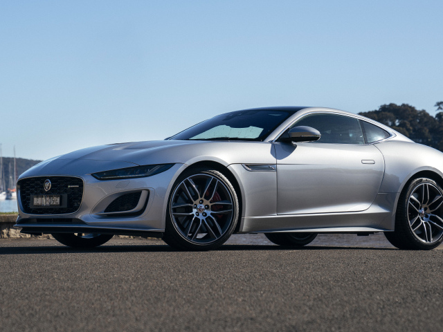 Серебристый Jaguar F-Type P380 у воды