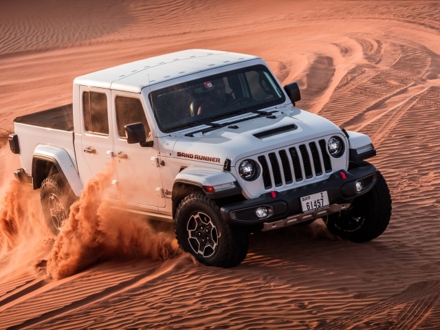 Автомобиль Jeep Gladiator Sand Runner 2021 года в пустыне