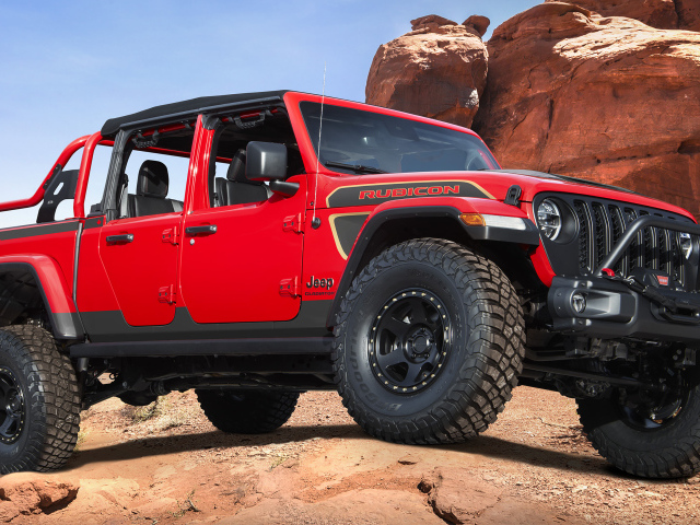 Внедорожник Jeep Red Bare Gladiator Rubicon 2021 года в горах