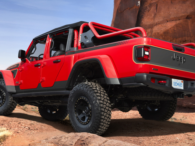 Красный Jeep Red Bare Gladiator Rubicon 2021 года в горах