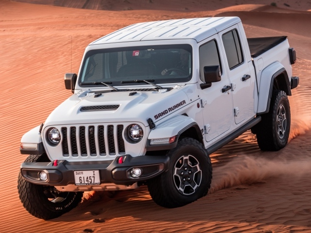 Белый Jeep Gladiator Sand Runner 2021 года на песке