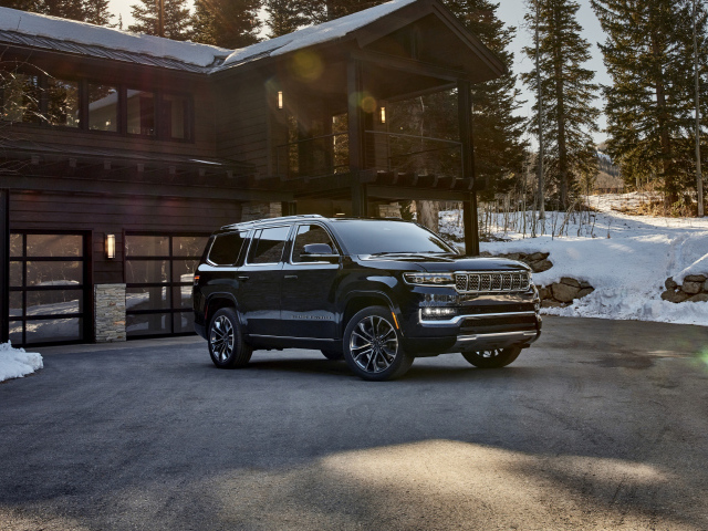 Большой черный Jeep Grand Wagoneer Series III, 2022 года у дома