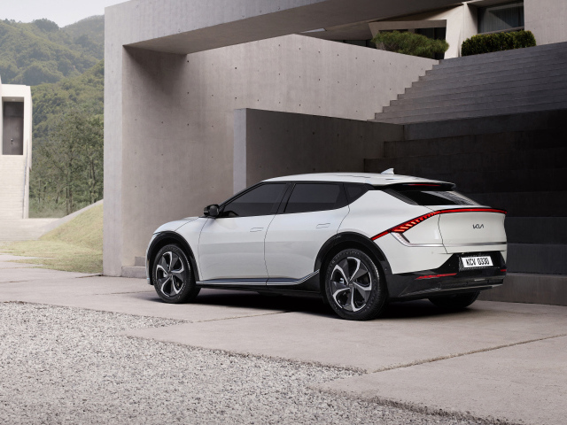Белый кроссовер Kia EV6 2021 года вид сзади