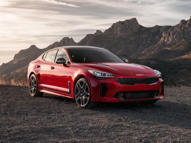 Красный автомобиль  Kia Stinger GT, 2022 года в горах