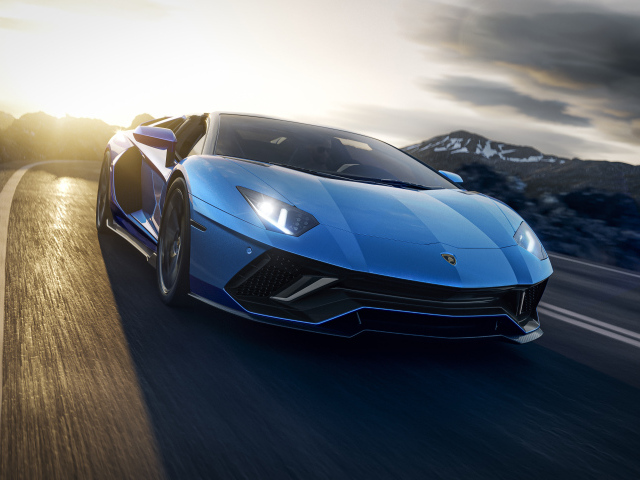 Голубой автомобиль Lamborghini Aventador LP 780-4 Ultimate Roadster 2021 года