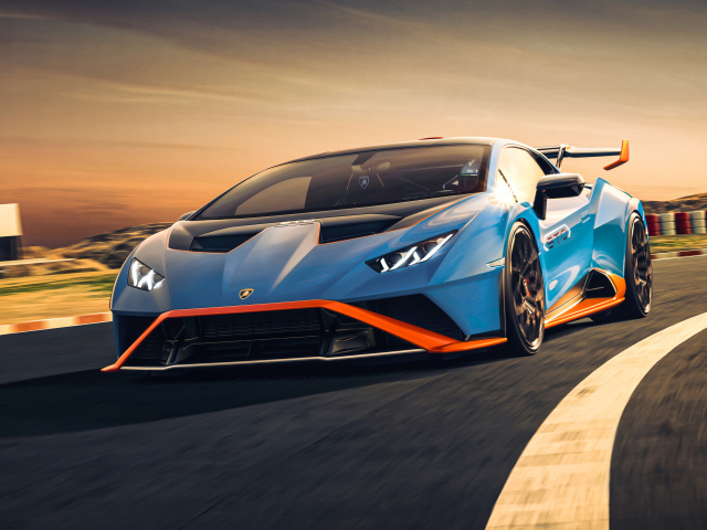 Автомобиль Lamborghini Huracán STO 2021 года на трассе
