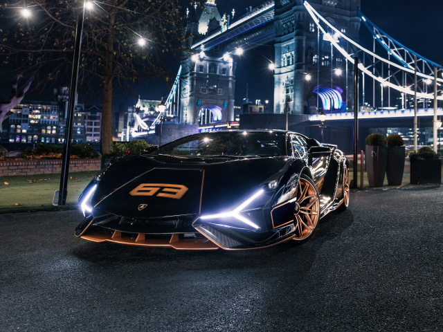 Спортивный автомобиль Lamborghini Sián FKP 37 2021 года на фоне моста